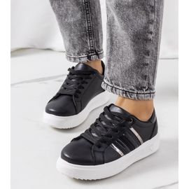 Tênis preto na plataforma Goldsmi 1