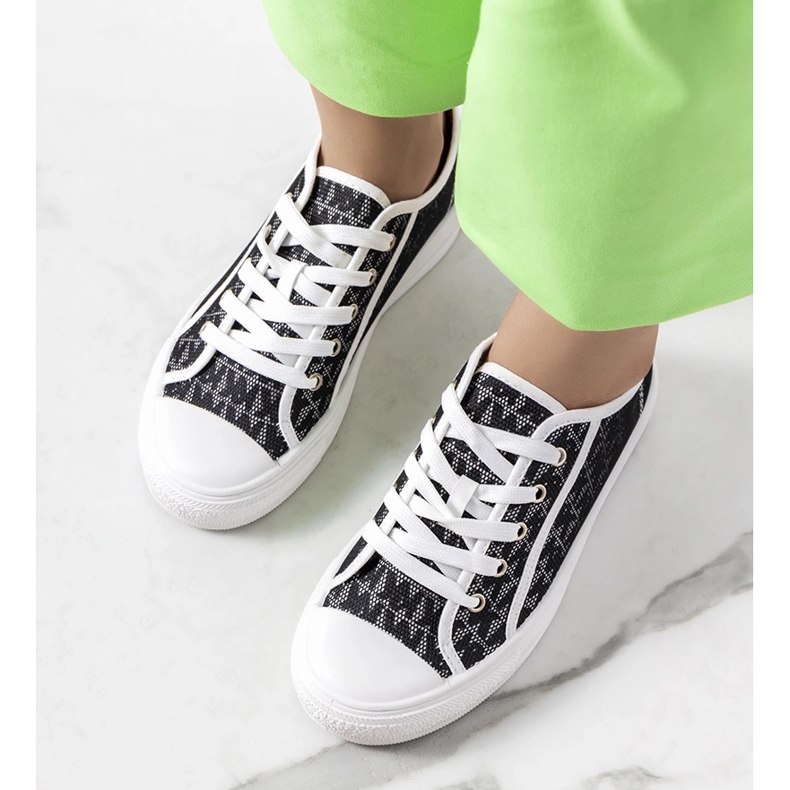 Tênis Chelms pretos 1