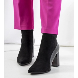 Botas pretas no poste Leonar preto 1