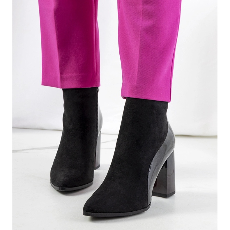 Botas pretas no poste Leonar preto 1