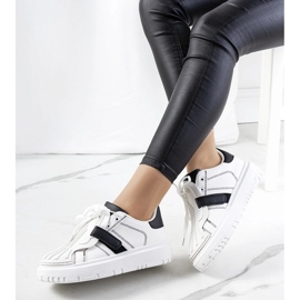 Tênis com velcro branco Pates 1