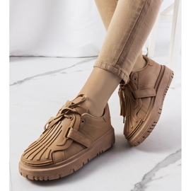 Tênis bege com patês de velcro 1 Tênis bege com patês de velcro 1