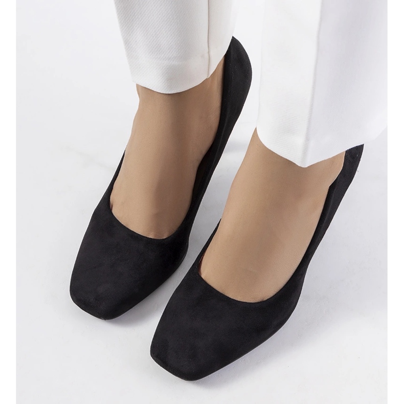 Sapatos pretos em um salto agulha Coxi 1