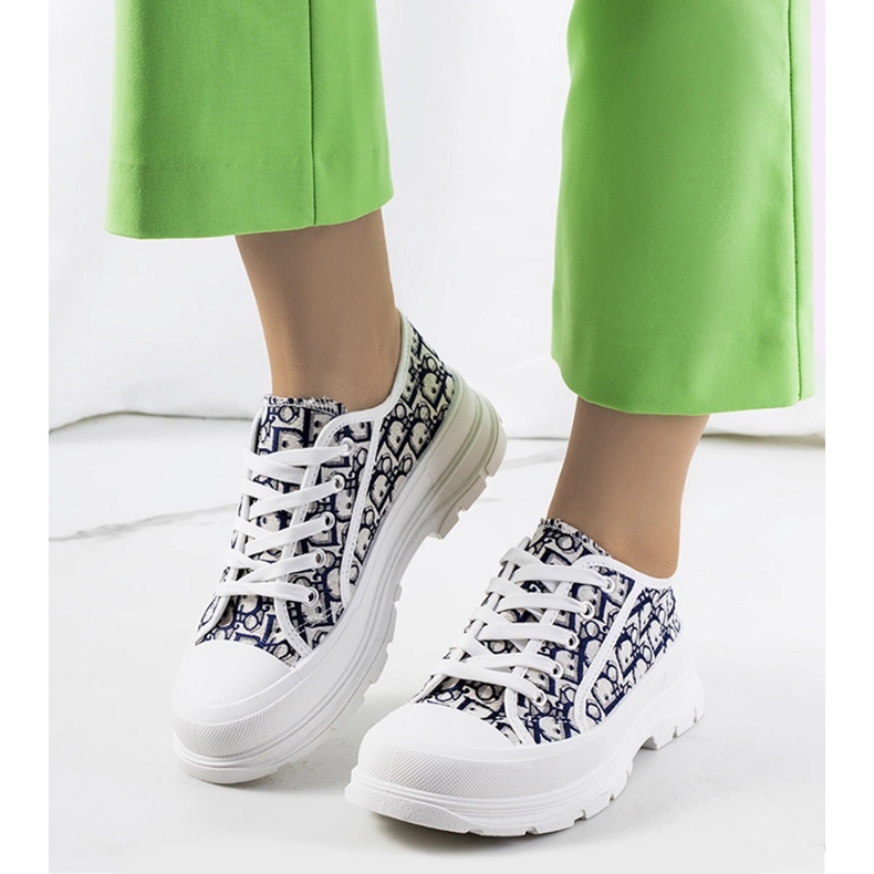 Tênis branco na plataforma Valida 1