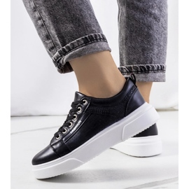 Tênis preto em uma sola grossa da Louisiana 1