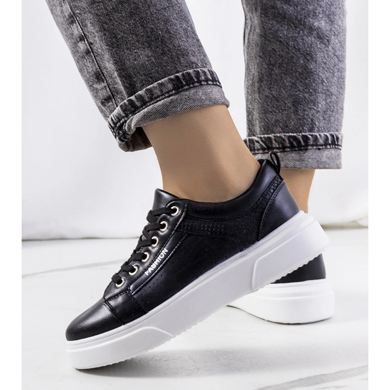 Tênis preto em uma sola grossa da Louisiana 1