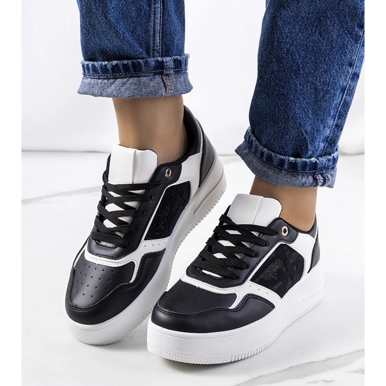 Tênis preto na plataforma Coronel 1