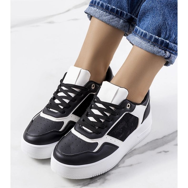 Tênis preto na plataforma Coronel 2