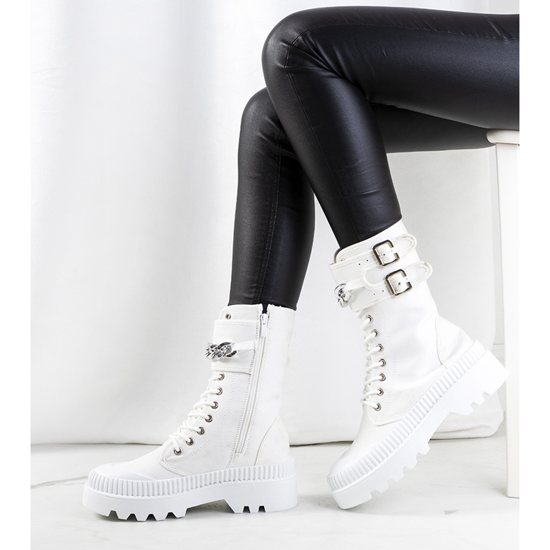 Tênis branco com corrente Taus 1