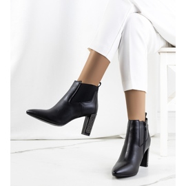 BM Botins pretos no poste Rochdale 1