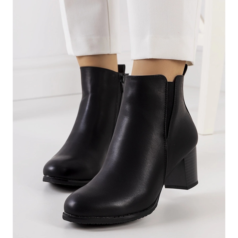 Botas pretas no poste do Begger preto 1 Botas pretas no poste do Begger preto 1