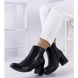 Botas pretas no poste de couro ecológico Durnatel preto 1