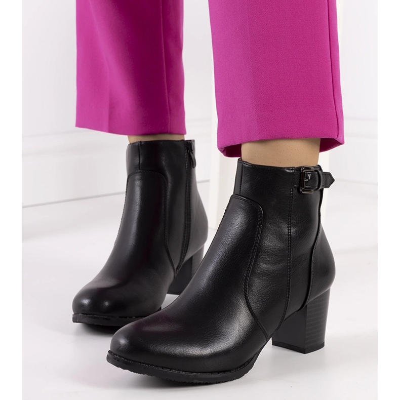 Botas pretas em um poste baixo de Bogotá preto 1