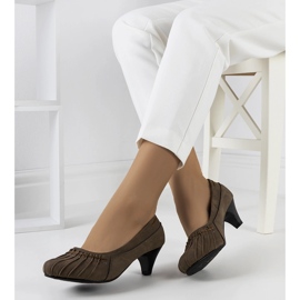 Scarpins castanhos franzidos da Santro 1