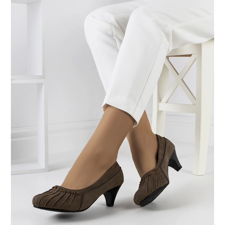 Scarpins castanhos franzidos da Santro 1