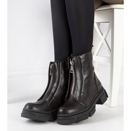 Botas castanhas com fecho decorativo Neal castanho 2 Botas castanhas com fecho decorativo Neal castanho 2