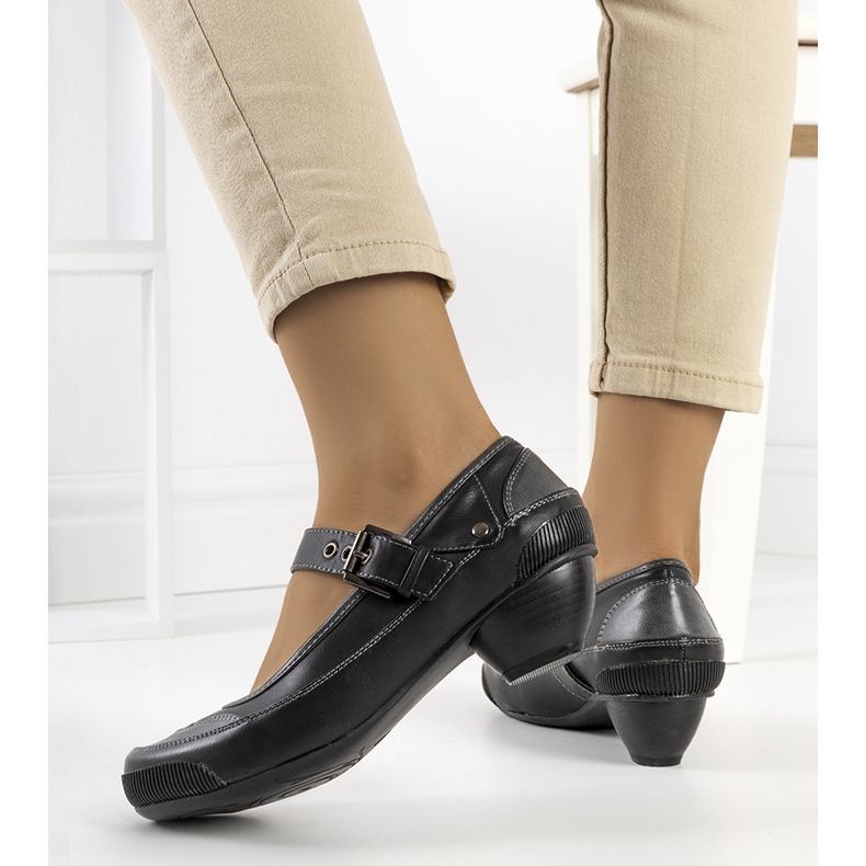 Sapatos pretos presos com uma tira Via 1