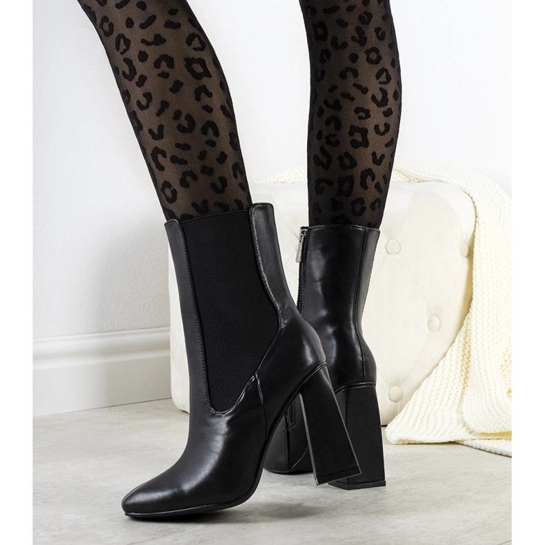 Botas pretas de um posto Viridia estável preto 1