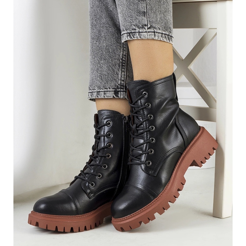 Botas pretas em uma sola marrom Rukit preto 1