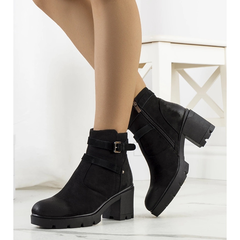 Botas pretas em uma sola de trator Lamaris preto 1 Botas pretas em uma sola de trator Lamaris preto 1