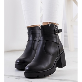 Botas pretas em uma sola Centret de trator preto 1