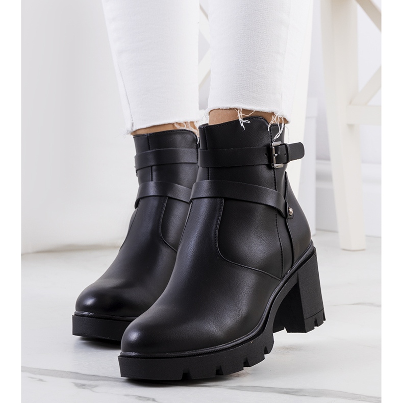 Botas pretas em uma sola Centret de trator preto 1