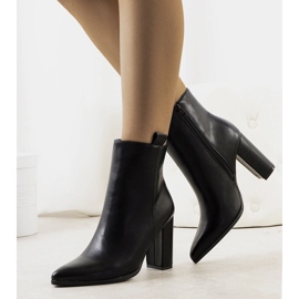 Botas pretas no poste Eduar preto 1
