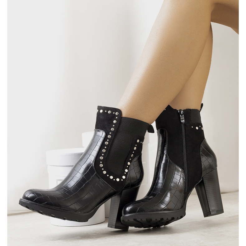 BM Botas pretas no poste Marconi preto 1