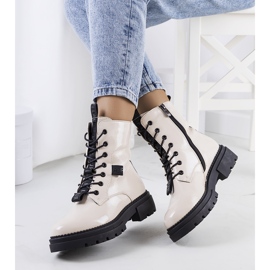 PA1 Botas laqueadas bege da Casies 1