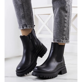 Botins pretos na plataforma do Alain 1