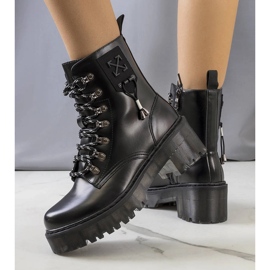 Botas pretas com uma ligação decorativa de Laverda preto 1 Botas pretas com uma ligação decorativa de Laverda preto 1