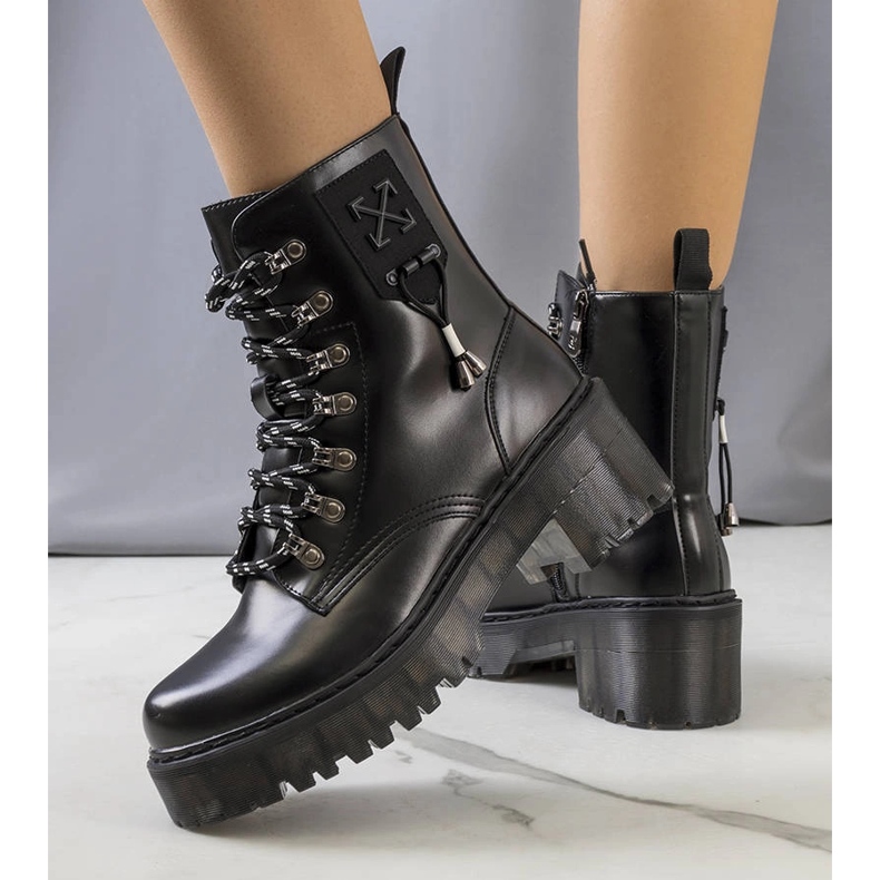 Botas pretas com uma ligação decorativa de Laverda preto 1 Botas pretas com uma ligação decorativa de Laverda preto 1