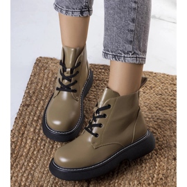 Botas isoladas em verde lutero 1