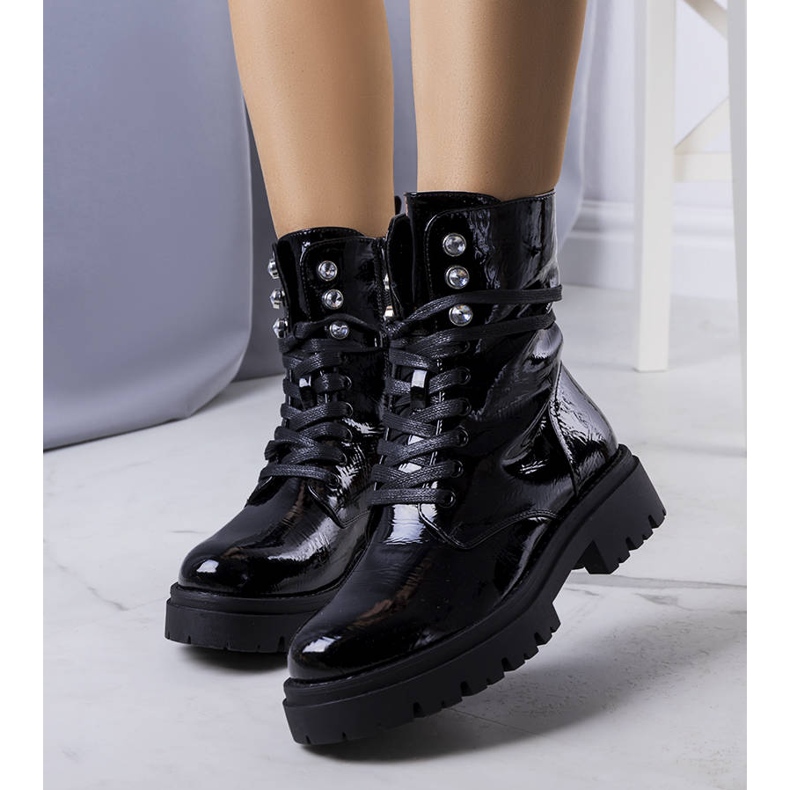 BM Botas Kenzie em verniz preto 1