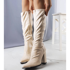 Botas bege no poste Velass 1