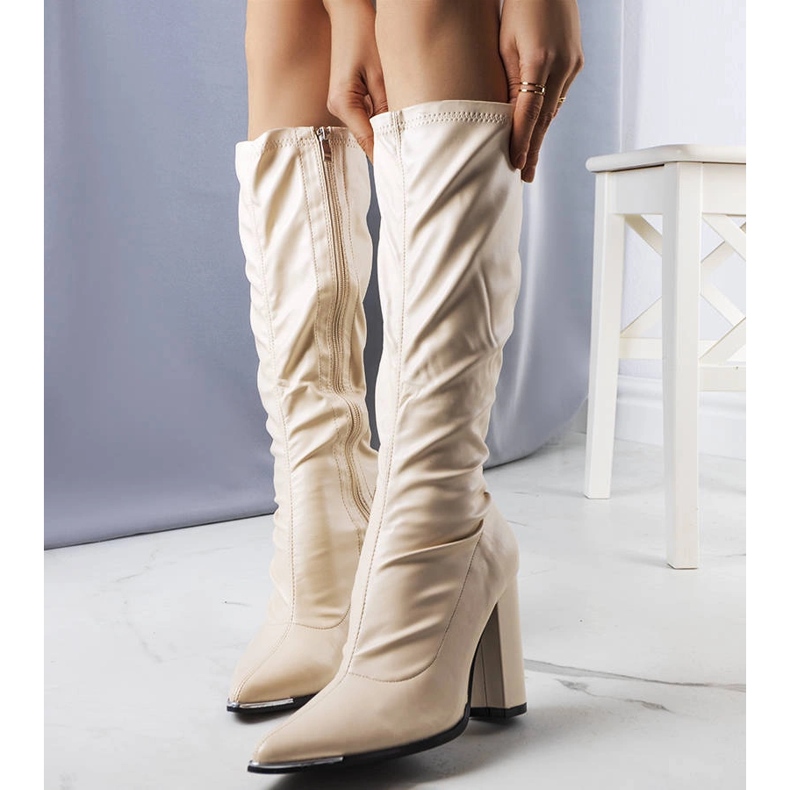 Botas bege no poste Velass 1 Botas bege no poste Velass 1