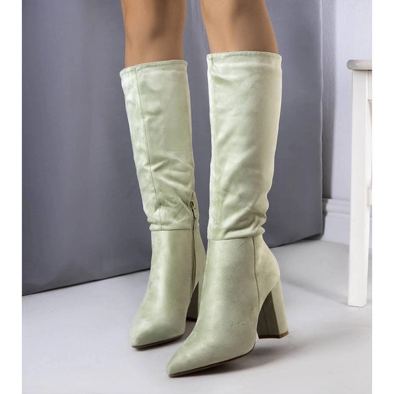 Botas verdes e isoladas no poste Narcis 1