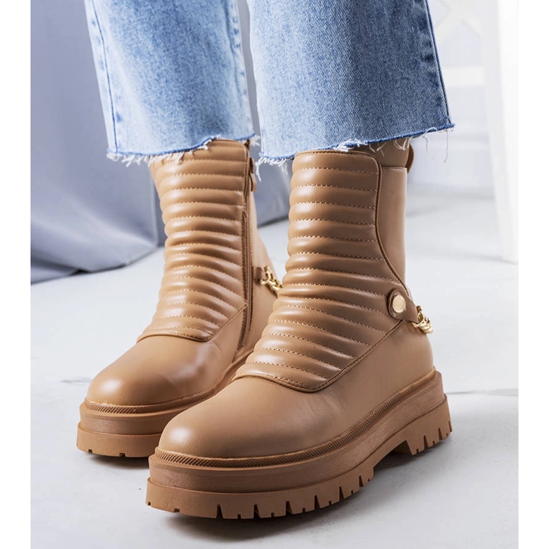 Botas isoladas bege com corrente Pareda 1