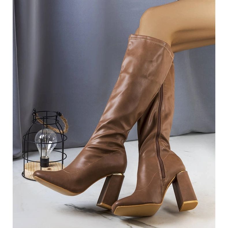 Botas marrons no poste Sarabi marrom 1