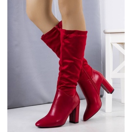 Botas quentes vermelhas no poste Delfor vermelho 1