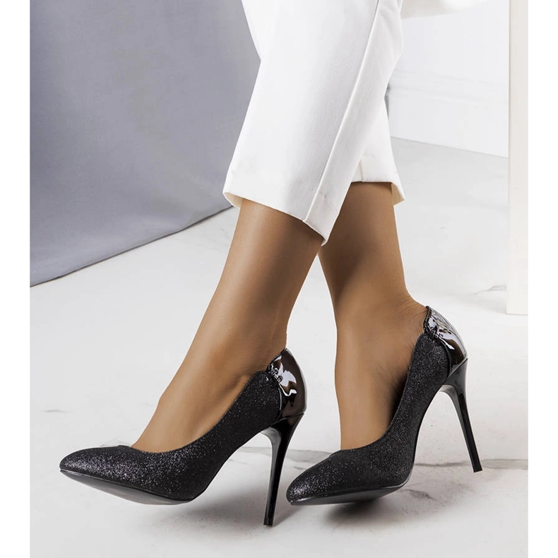 Sapatos de glitter pretos da Naina 1