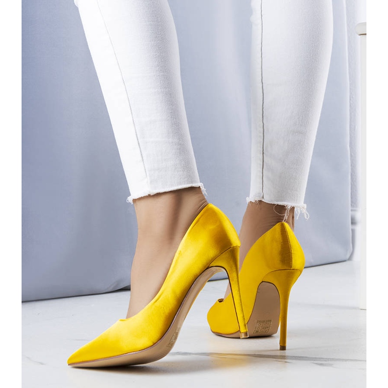 BM Alfinetes amarelos com acabamento acetinado da Lochlan 1 BM Alfinetes amarelos com acabamento acetinado da Lochlan 1