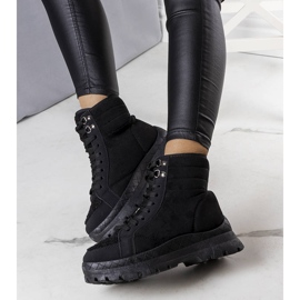 Botas isoladas pretas, Isaias preto 1