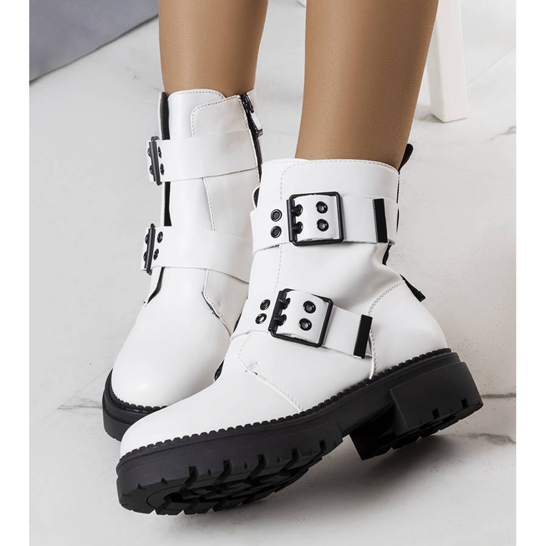 Cantin botas brancas isoladas branco 1