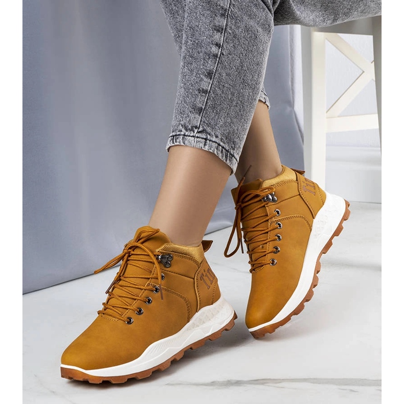 Botas de mulher isoladas castanhas da Adleri castanho 1