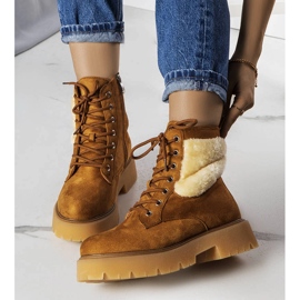 Botas isoladas castanhas com pelo da Bernar marrom 1