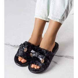 Chinelos pretos com laço da Peter 1