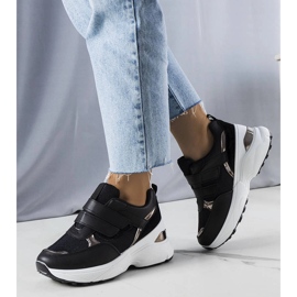 Tênis pretos em uma enorme sola Elsie 1