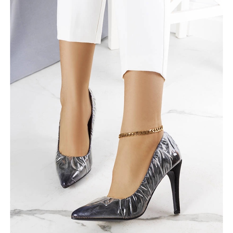 Saltos pretos cobertos com foil Erika 1 Saltos pretos cobertos com foil Erika 1