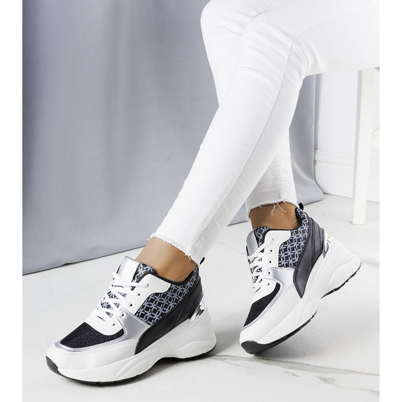 Sapatilhas pretas decoradas com o monograma Lora preto 1